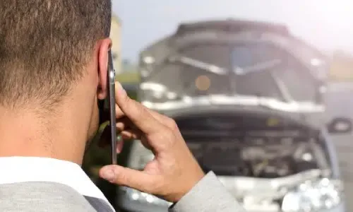 uomo al telefono
